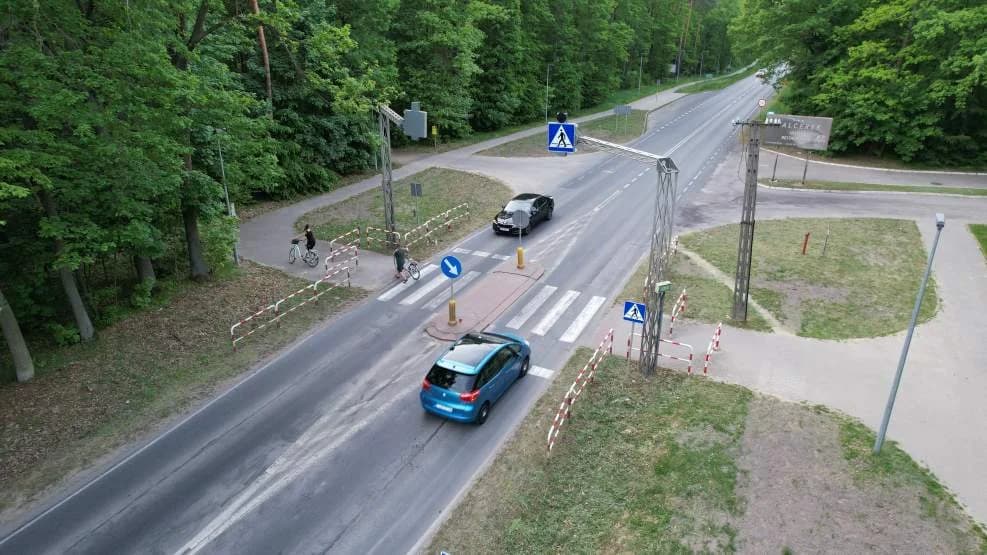 Po śmiertelnym wypadku będą zmiany w oznakowaniu przejścia dla pieszych między Jarocinem a Cielczą [ZDJĘCIA]