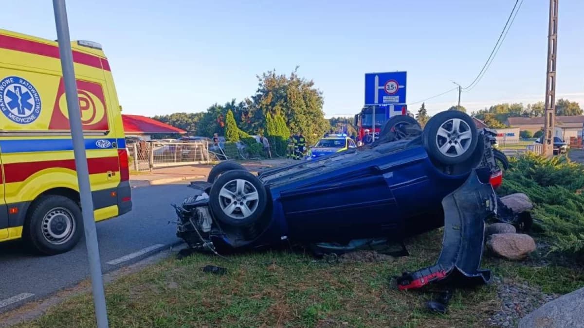 Audi dachowało, trzy osoby w szpitalu. Groźne zdarzenie w Sierszewie