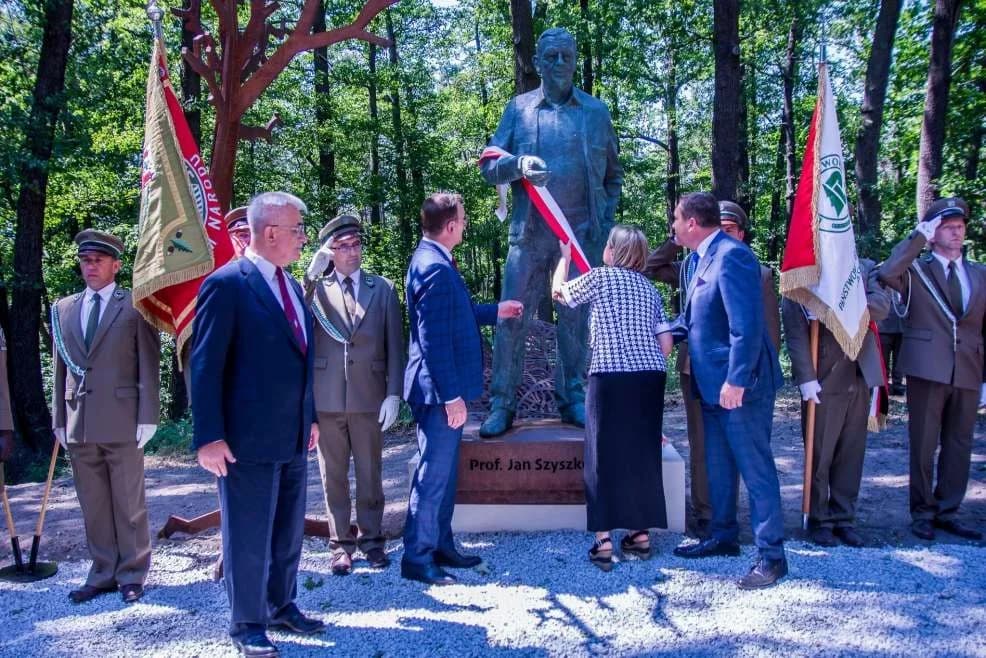 Czy Jarociniacy chcą likwidacji pomnika Jana Szyszko? Mieszkańcy nie są w tej kwestii jednomyślni.