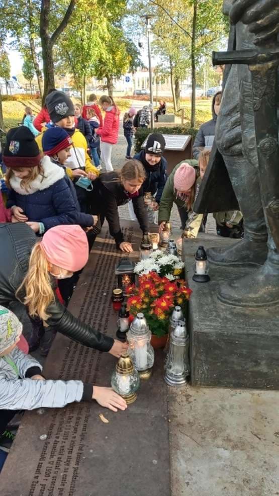 Uczniowie jarocińskiego Zespołu Szkół nr 4 przyłączyli się do akcji „Zapal znicz pamięci” [ZDJECIA]