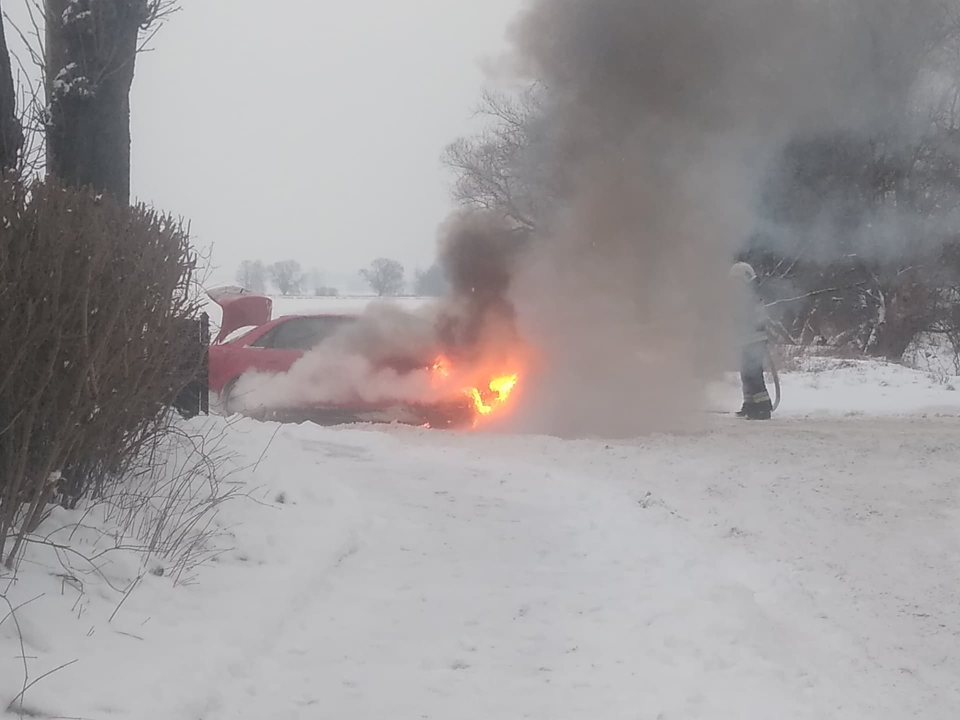 Jechał audi, auto się zapaliło. Nie udało się ugasić pojazdu