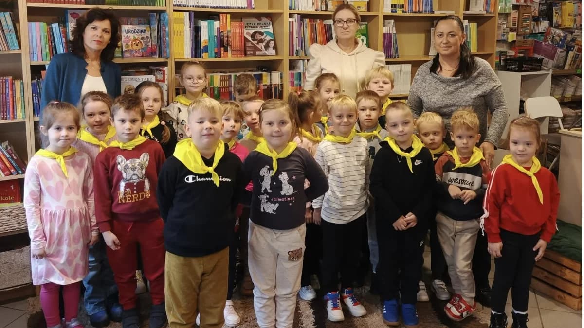 Święto drzewa. Przedszkolaki posadziły dąb i razem z lokalną pisarką odkrywały sekrety lasu