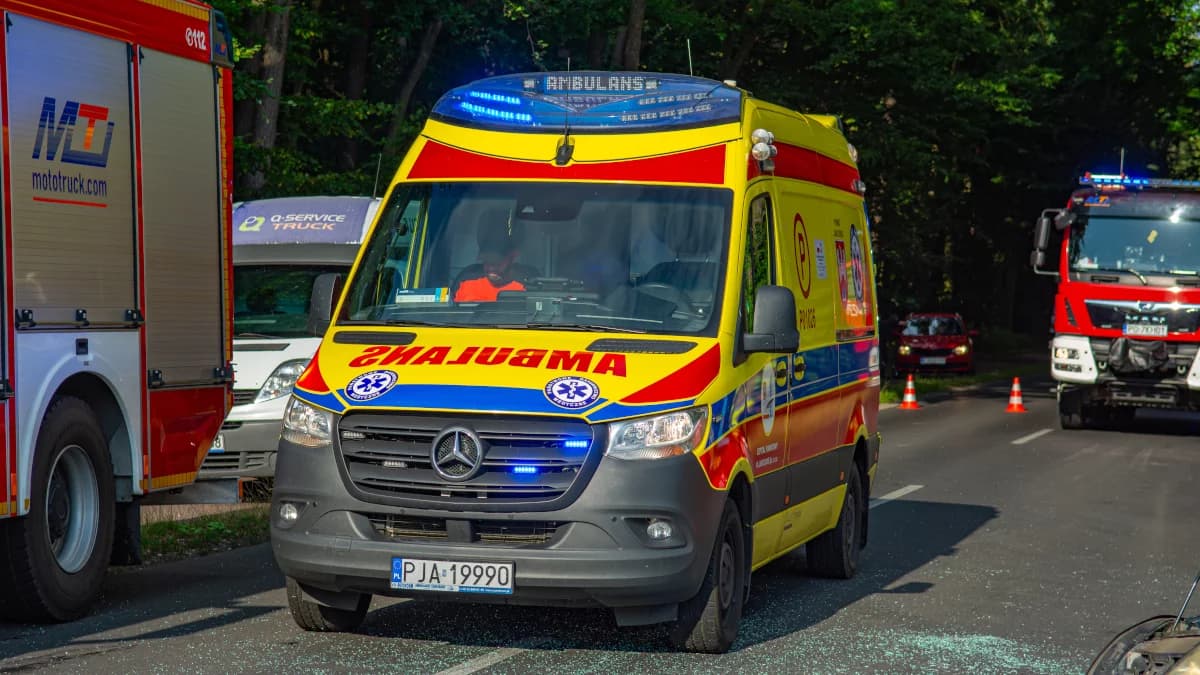 Auto wypadło z drogi. Kobieta trafia do szpitala