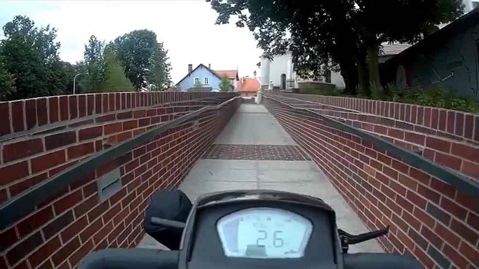 Test nowego podjazdu na ul. Kościelnej w Jarocinie. Jak wypadła inwestycja? [WIDEO]