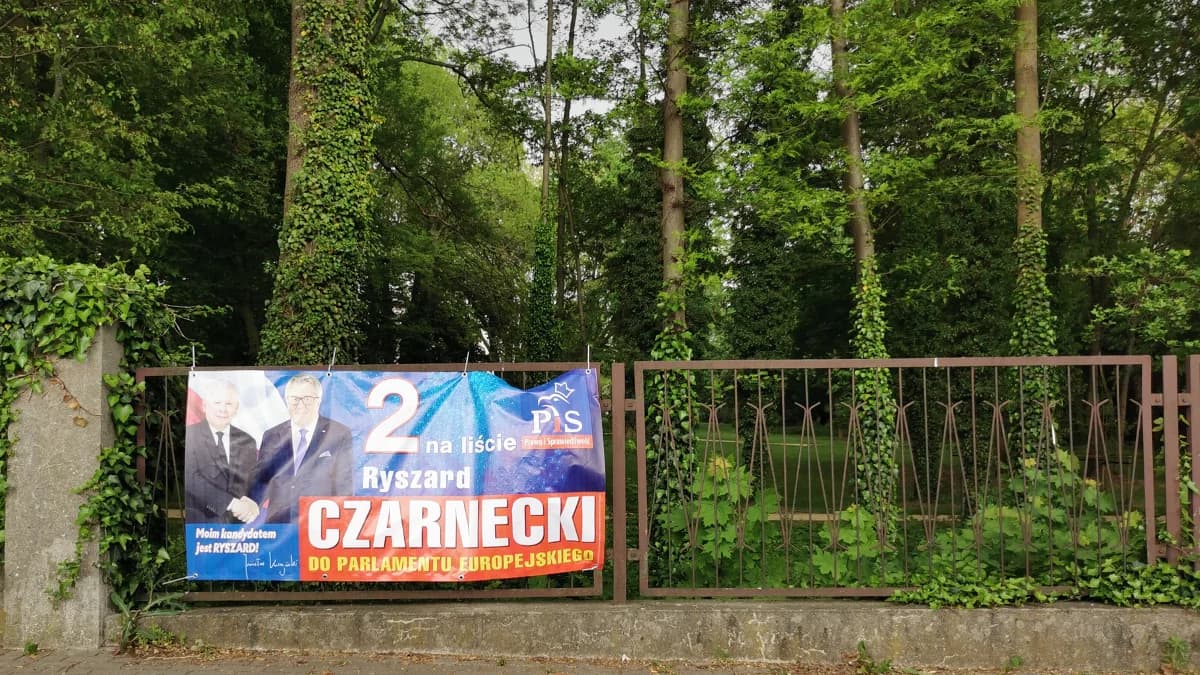 Policja zajmuje się sprawą materiałów wyborczych europosła