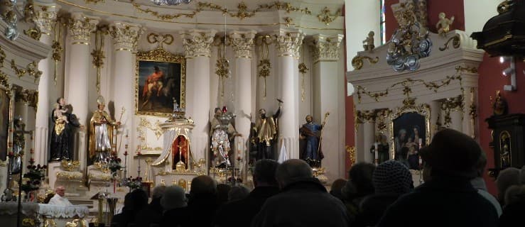 Coraz mniej ludzi na mszy, ale liczba komunii nie spada. ZOBACZ statystyki