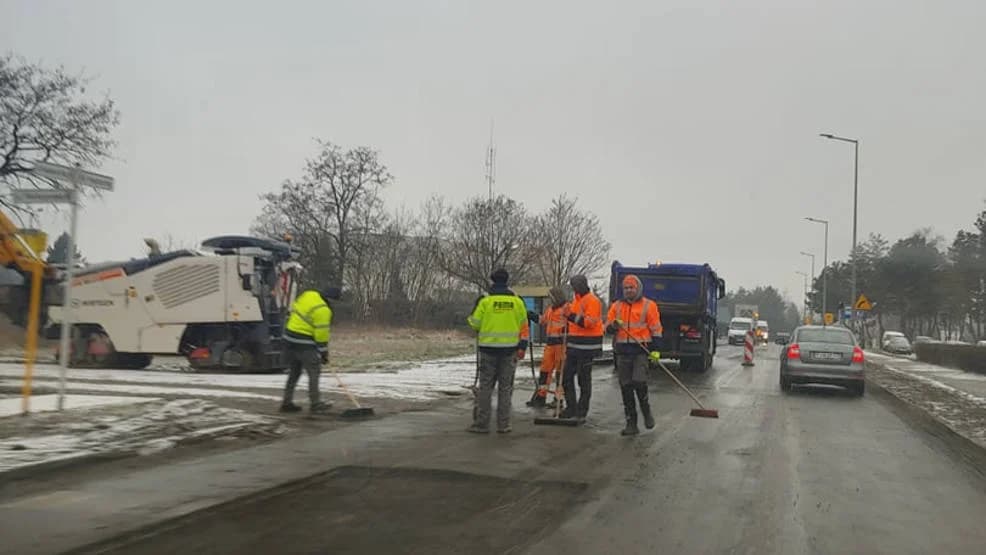 Remontują Powstańców Wielkopolskich w Jarocinie. Utrudnienia w ruchu [ZDJĘCIA]