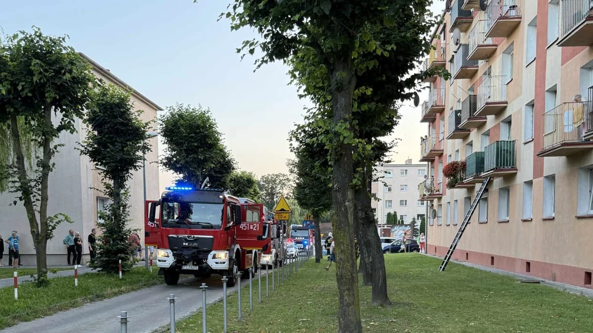 Troje dzieci na parapecie – chwile grozy na osiedlu. Mieszkanka natychmiast zareagowała