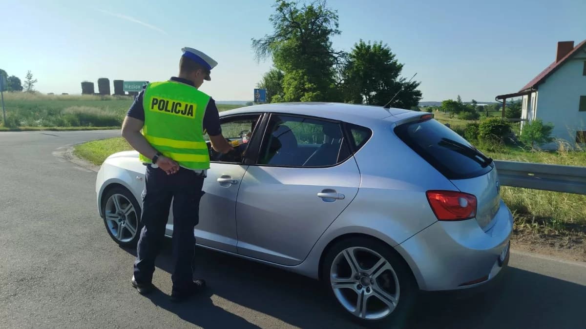 Urządził sobie postój na skrzyżowaniu. Najpierw stracił kluczyki, a potem o wiele więcej