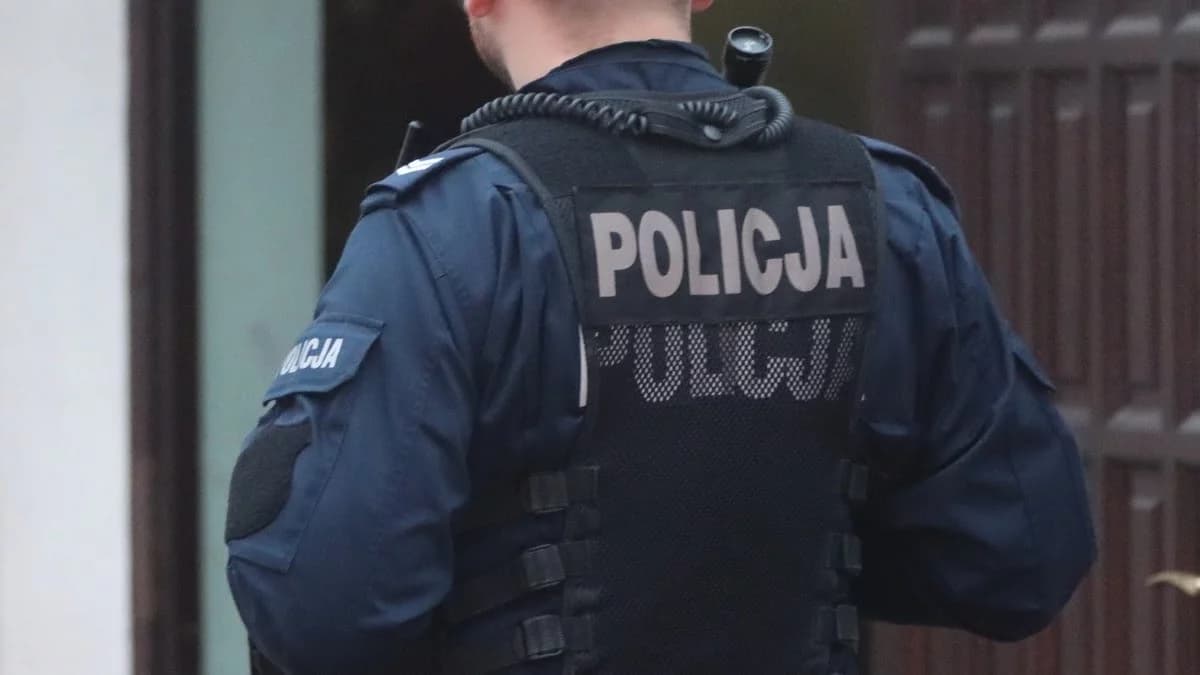 Wieczorna akcja policji. Na boisku doszło do przepychanek