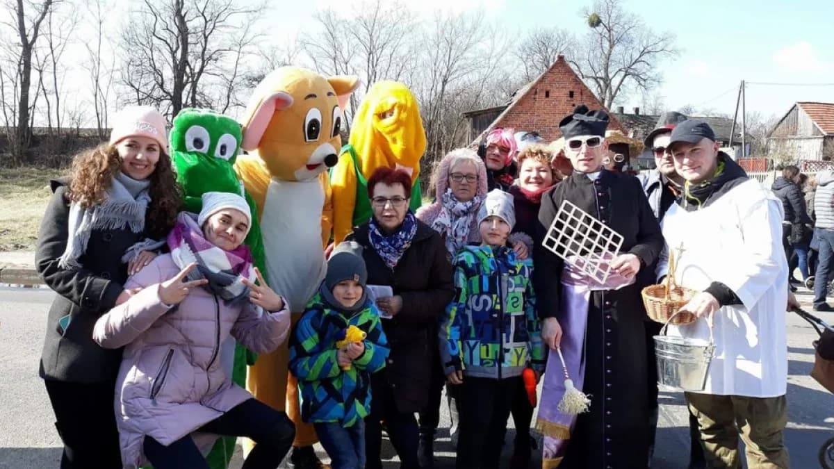Niedźwiedzie, Siwki, Popielorze. Przebierańcy na Ziemi Jarocińskiej. Kogo w wielkanocnym pochodzie zabraknąć nie może?