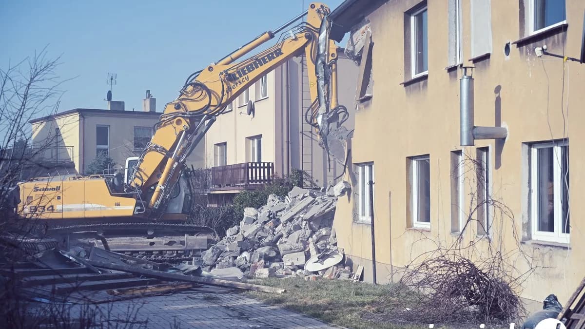 Budynek wielorodzinny znika w oczach. Gmina Jarocin ma plan na to miejsce [ZOBACZ ZDJĘCIA]
