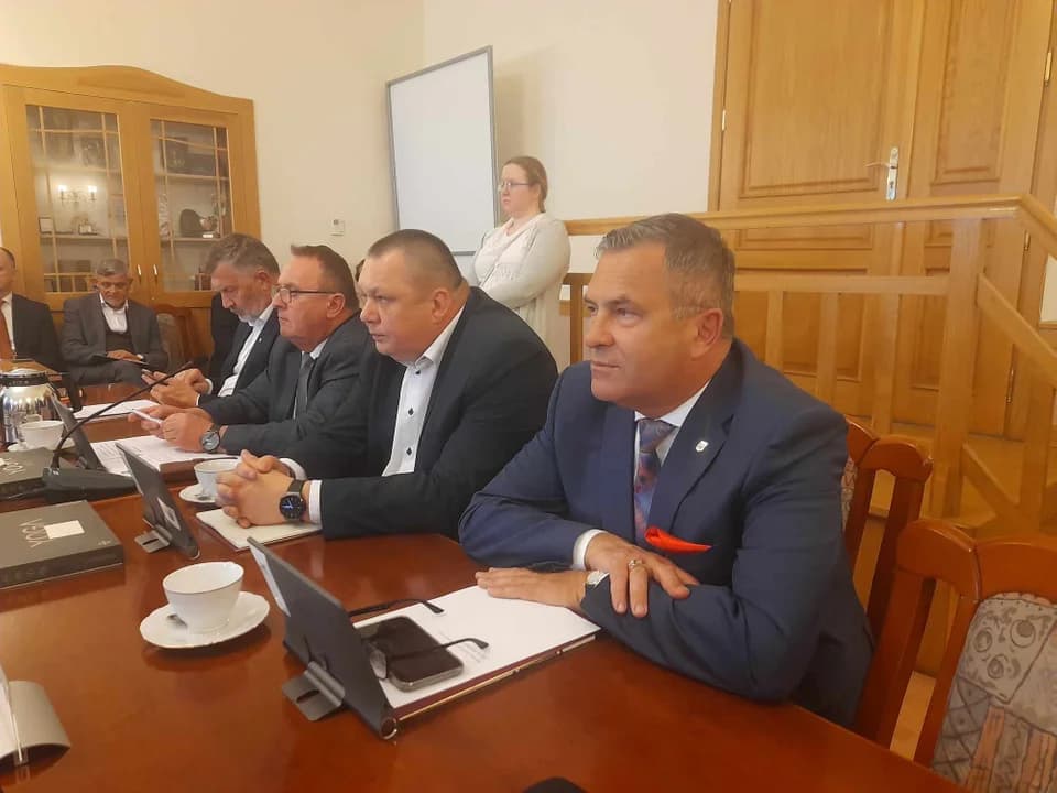 Były burmistrz Jarocina i obecny prezes szpitala zrezygnowali z mandatów radnych. Kto ich zastąpi? [AKTUALIZACJA, SONDA]