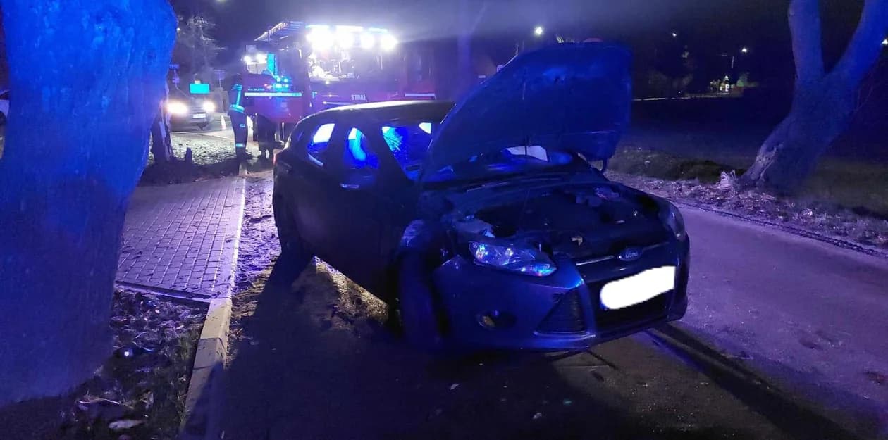 Pijana wsiadła za kierownicę forda. W Noskowie uderzyła w drzewo