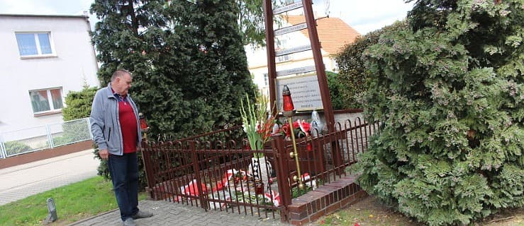 Libacja pod pomnikiem