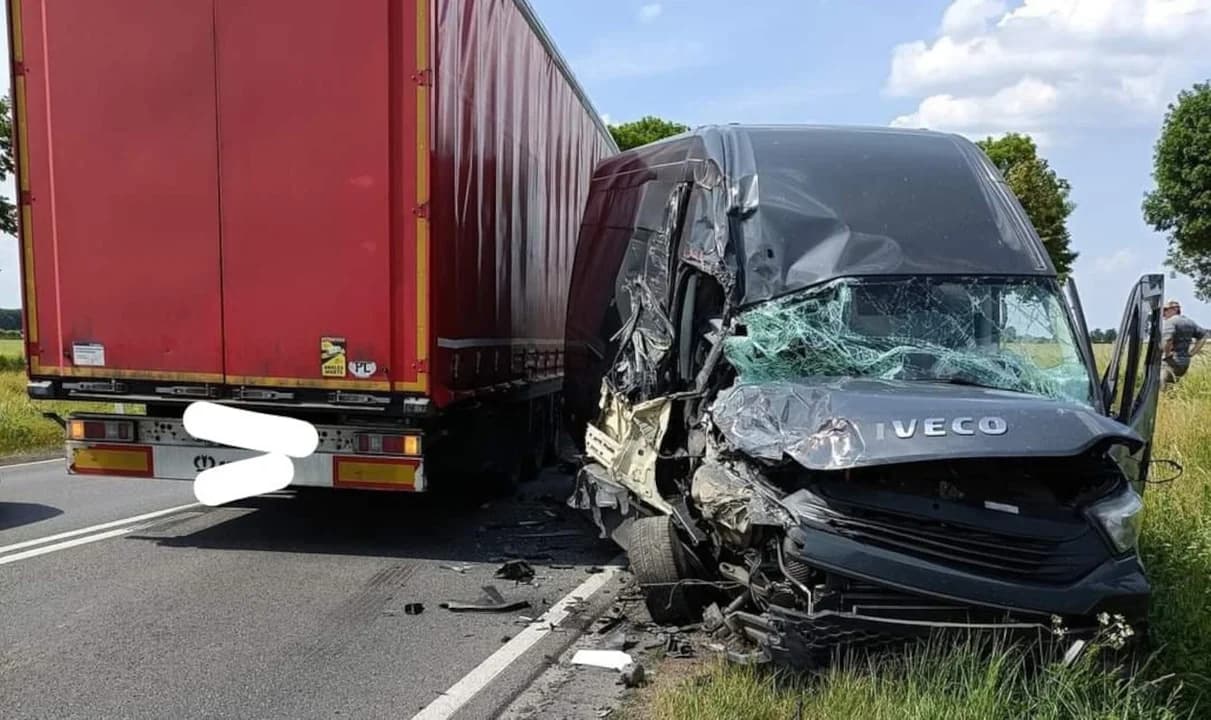 Zderzenie ciężarówki z autem dostawczym na DK 11 [ZDJĘCIA]