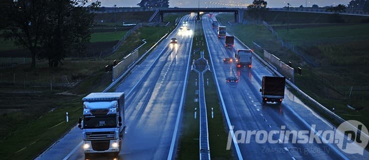 Traktorem z przyczepą wjechał na obwodnicę Jarocina. Co zrobiła policja?