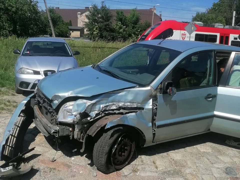 Wypadek kolejowy. Zderzenie samochodu osobowego z pociągiem relacji Krotoszyn - Gniezno [ZDJĘCIA]