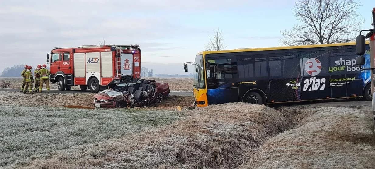 Zderzenie auta osobowego z autobusem na drodze Jarocin-Nosków [ZDJĘCIA]