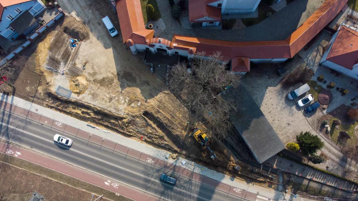 Ciężki sprzęt, wykopy i zdarte nawierzchnie. Co się dzieje na ulicy Kościelnej w Jarocinie?