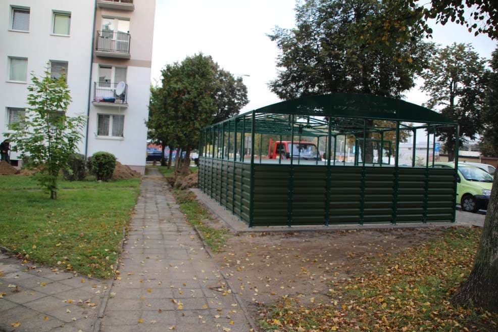 Postawili wiaty, żeby nie podrzucali im śmieci. Dostęp będą mieli tylko mieszkańcy [ZDJECIA]