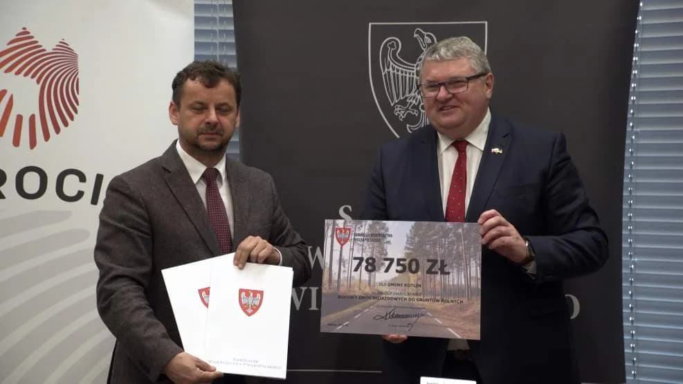 Wicemarszałek przywiózł pieniądze na drogi [WIDEO]