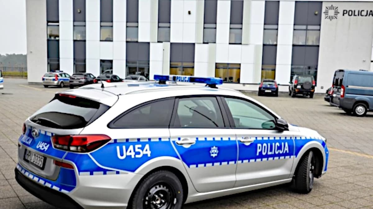 Jarociniak oszukany przez mężczyznę podającego się za policjanta. Senior uwierzył, że listonosz przyniósł mu fałszywie pieniądze