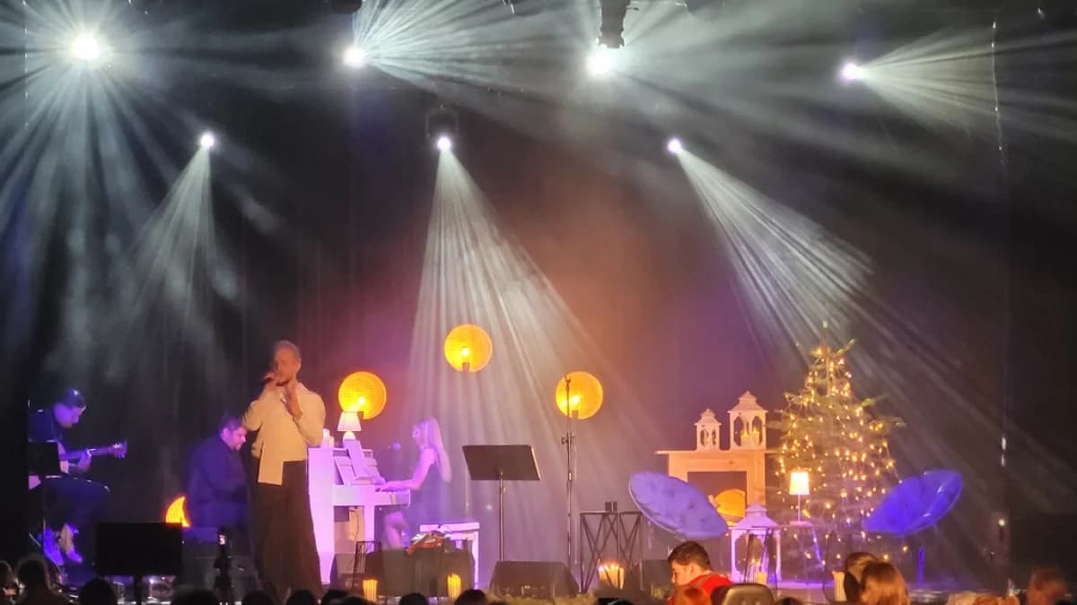 Filip Mettler zagrał koncert charytatywny w Jarocinie. Zebrano imponującą kwotę na paczki dla potrzebujących [ZDĘCIA]
