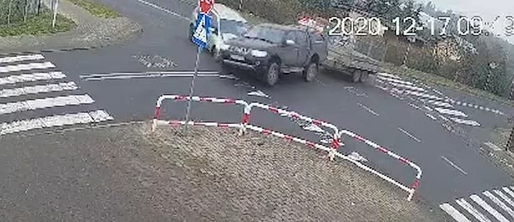 Kierujący mitsubishi wjeżdża na skrzyżowanie wprost pod mazdę. Kolejne zderzenie Maratońska z Żerkowską [WIDEO]