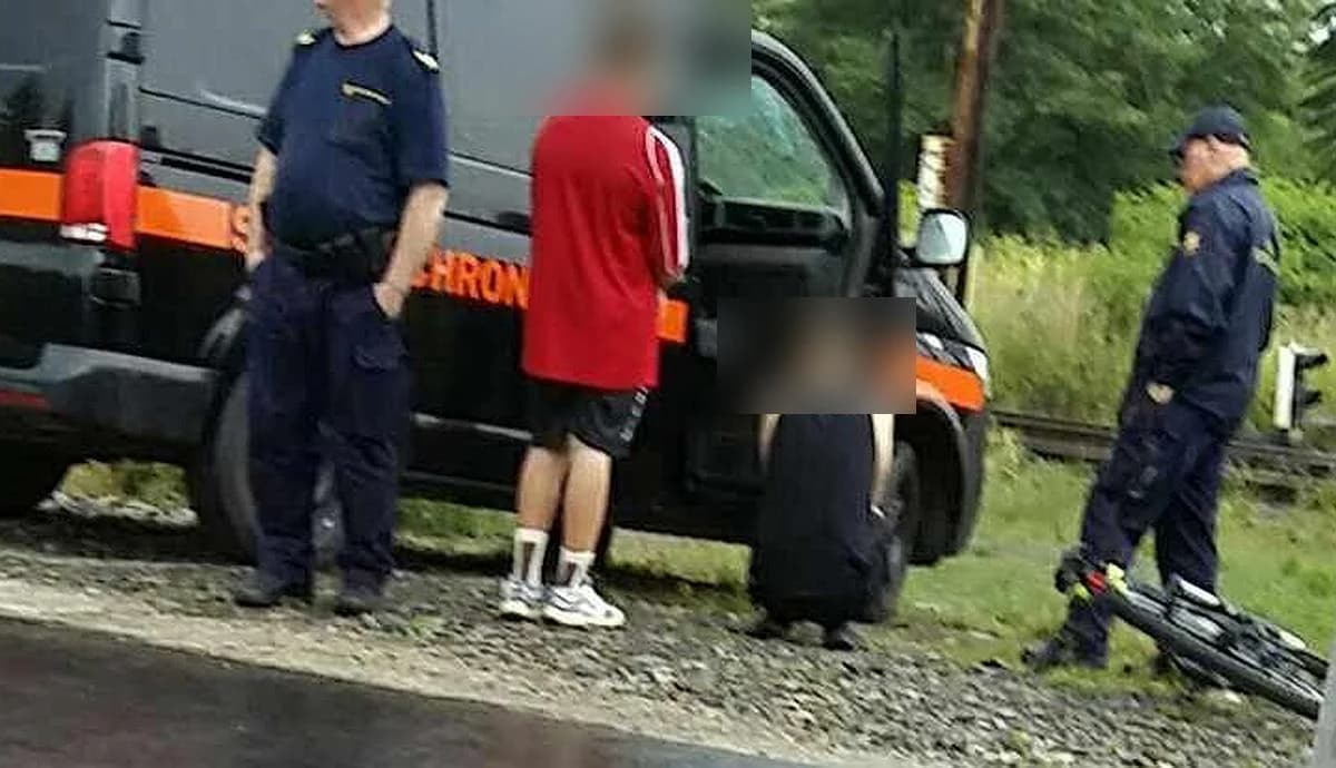 Układali kamienie na torach w Jarocinie. Spowodowali ogromne zagrożenie. Pociąg mógł się wykoleić