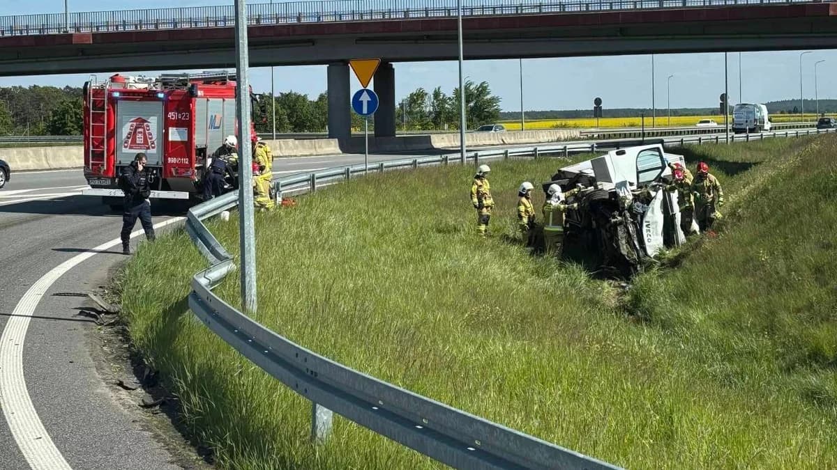 Bus przeciął barierę ochronną na obwodnicy Jarocina