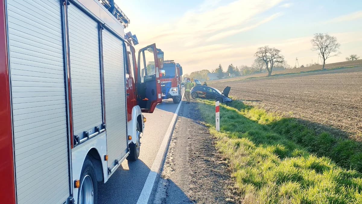 Zderzenie ciężarówki z autem osobowym na DK 12