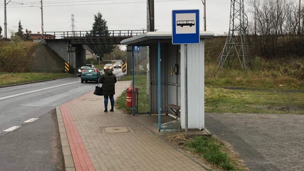 Giną rozkłady jazdy z przystanków JLA. Przyczyna jest zaskakująca