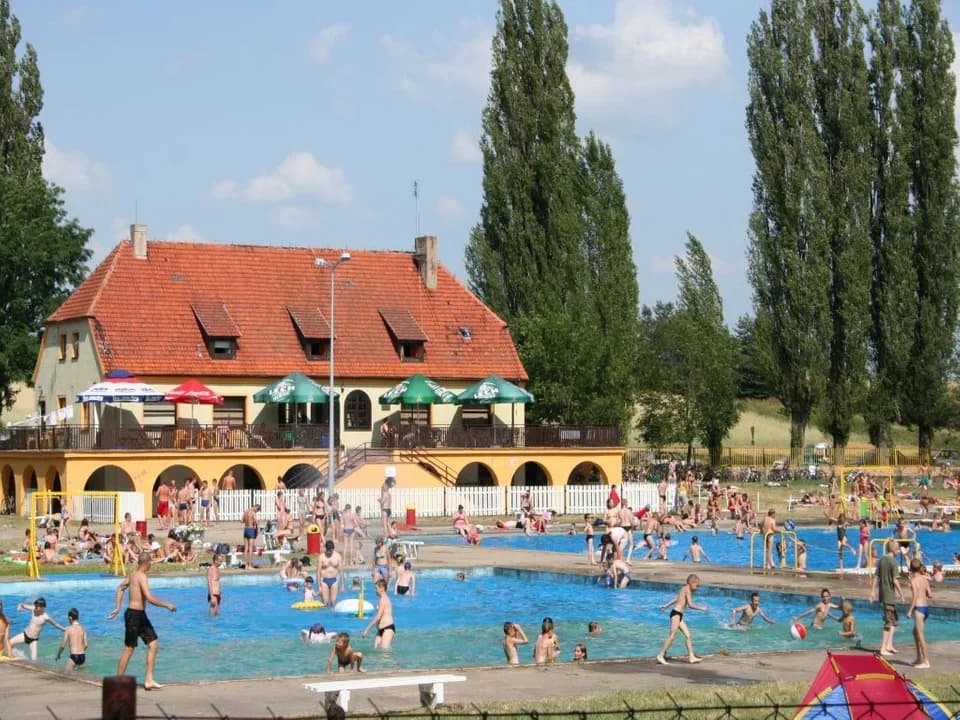 Rozpoczynają się wakacje. Od kiedy można będzie korzystać z odkrytych basenów w Jarocinie i Żerkowie?