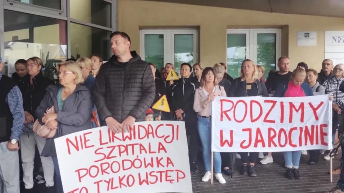 Protest pod Szpitalem Powiatowym w Jarocinie przeciwko likwidacji położnictwa i oddziału noworodkowego [ZDJĘCIA, WIDEO]