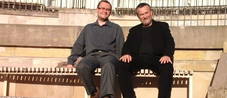 Pochodzi z Witaszyc. Wykłada filozofię w Warszawie i Krakowie. Pisze doktorat