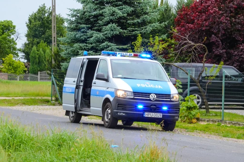 Uderzył w drzewo na drodze Golina – Zakrzew. Był pijany