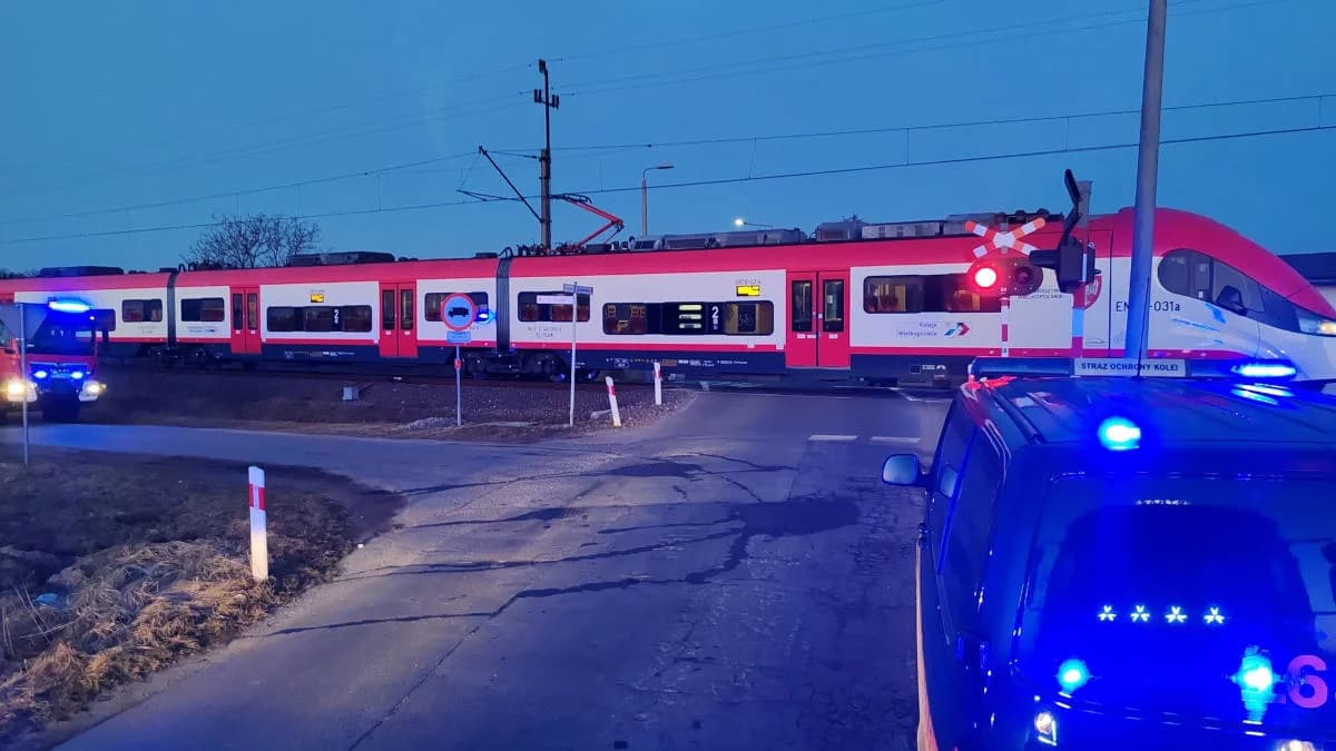 Groza na torach w Jarocinie! Auto zgasło na przejeździe, uderzył w nie pociąg