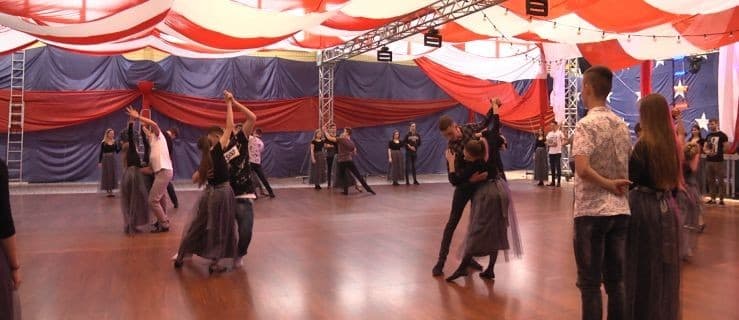 Już jutro studniówka w LO. Zobacz ostatnią próbę walca [WIDEO]