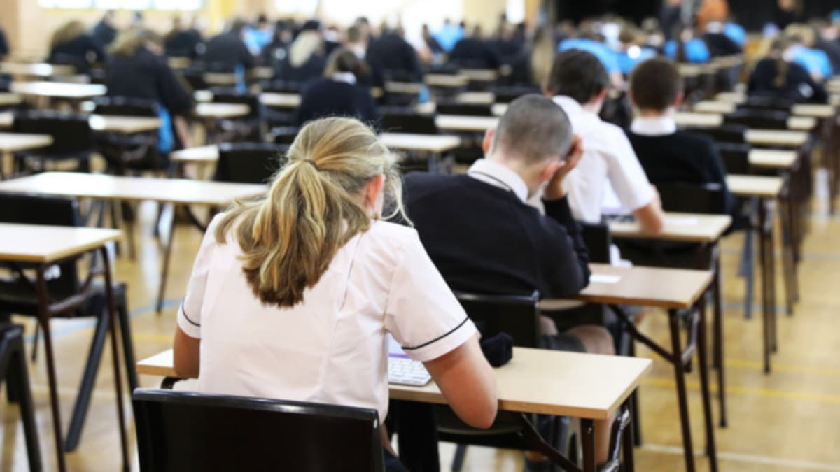 Uczniowie szkół średnich ponownie zasiedli w szkolnych ławkach