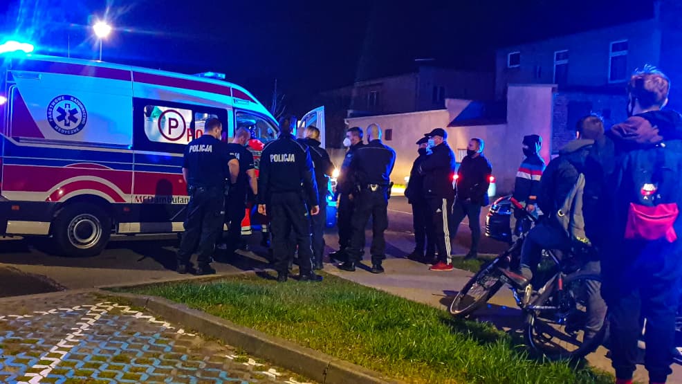 Policja i Zespół Ratownictwa Medycznego musiał ratować rodzinę i sąsiadów [ZDJĘCIA]