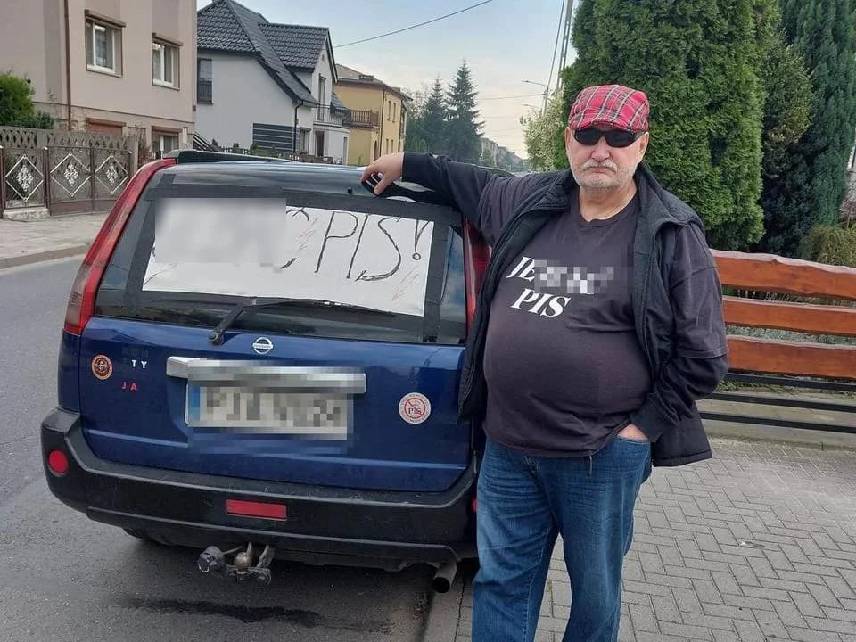"J… PiS” koszulkę z takim napisem włożył na odsłonięcie pomnika Szyszko w Jarocinie. Jutro stanie przed sądem