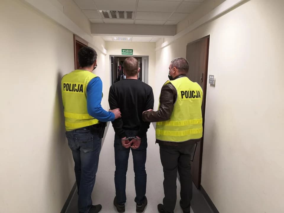 Świadkowie: Groził nożem ochroniarzowi marketu w Jarocinie. Co ustaliła policja?