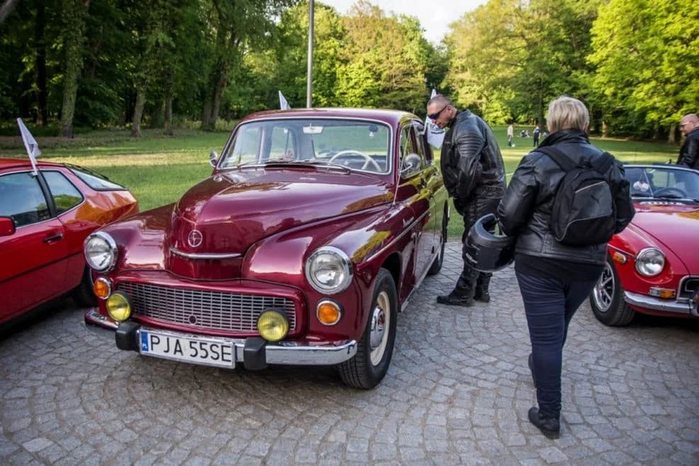 Przed pałacem Radolińskich odbyła się prezentacja zabytkowych pojazdów [ZDJĘCIA]