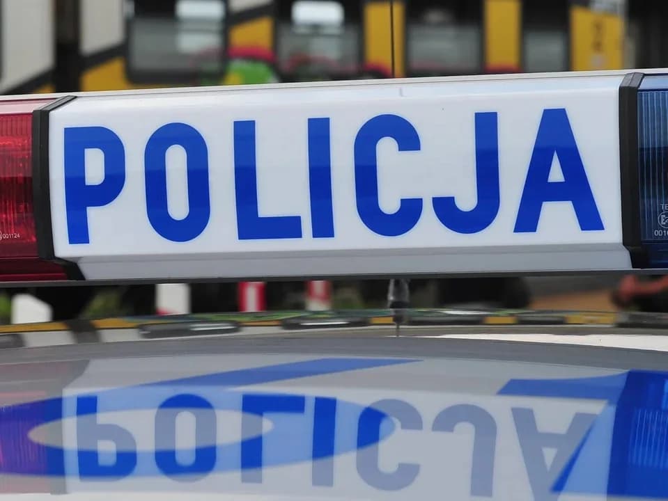 Zderzenie motocyklisty z samochodem osobowym przy skrzyżowaniu w Jarocinie