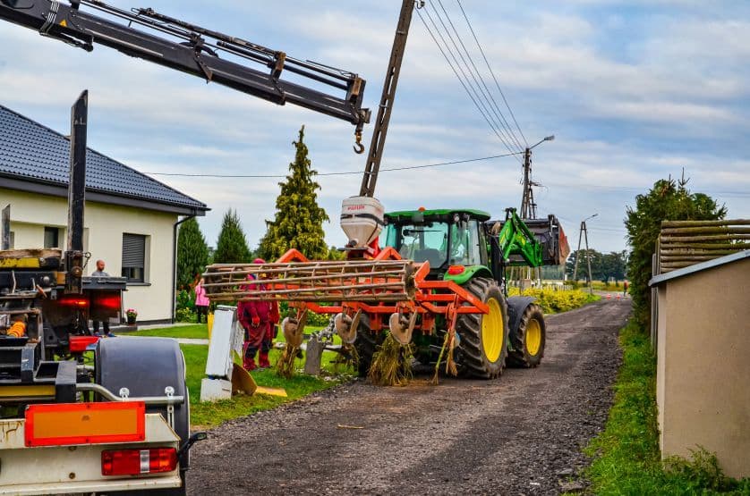 Pijany traktorzysta wjechał w słup energetyczny i skrzynkę gazową [ZDJĘCIA]