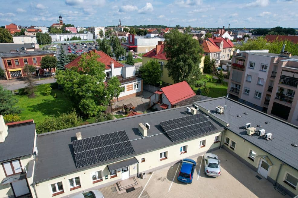 JTBS zainwestowało w odnawialne źródła energii. Zamontowano panele fotowoltaiczne