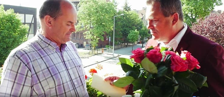 Burmistrz wręczył kopertę dyrektorowi Powiatowego Urzędu Pracy w Jarocinie [WIDEO]