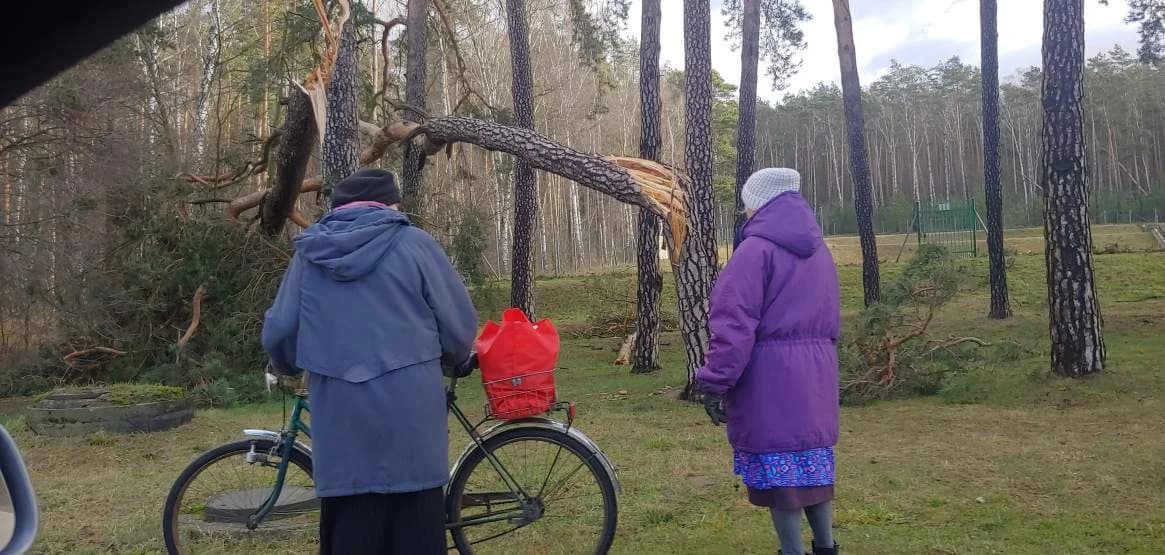 Nawałnica nad Jarocinem i okolicą. Dziesiątki uszkodzonych dachów [ZDJĘCIA, WIDEO, RARORT]