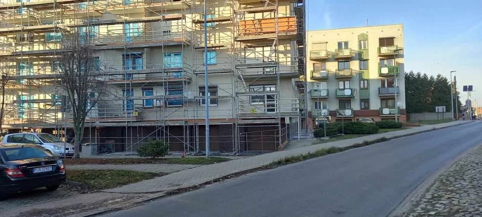 Jarocińska spółdzielnia mieszkaniowa remontuje blok w Jarocinie. Mieszkańcy żądają wstrzymania prac [AKTUALIZACJA]